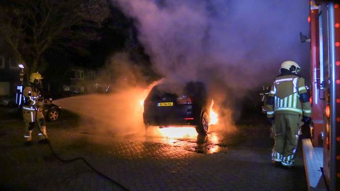 Opnieuw vliegt er een BMW in brand in Glanerbrug, politie sluit brandstichting niet uit