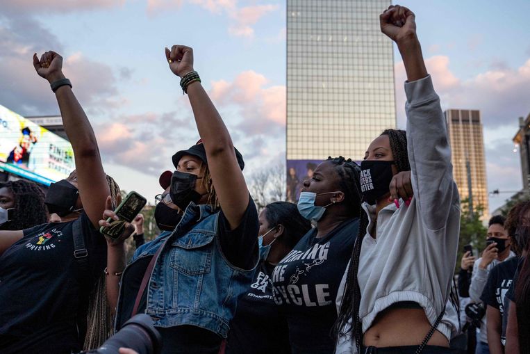 Amerikanen verzamelden op straat in Atlanta na de veroordeling van politieagent Derek Chauvin voor de moord op George Floyd.   Beeld Getty Images via AFP