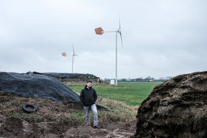 Rick Willemsen bij de kleine windmolens op zijn melkveebedrijf.