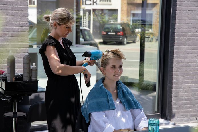 Een kapsalon in openlucht. Héérlijk, met dit zomerweer. Sunny Looks bevindt zich op het terras van Lucky Looks, aan de Oudenaardsesteenweg in Kortrijk.