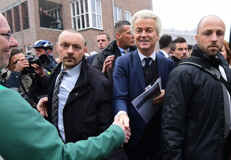 Wilders tussen zijn beveiligers afgelopen weekeinde in Spijkenisse. Beeld anp