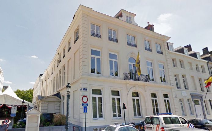 De Vlaamse regering kent de Vlaamse zakenclub De Warande een renteloze lening toe.