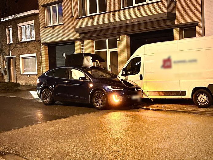 Brandweer moet bestuurder uit Tesla helpen na ongeval Brugge hln.be
