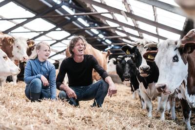 Welzijn dieren staat voorop bij nieuwe manier van boeren in Halle: ‘Dieren hebben ook emotie’