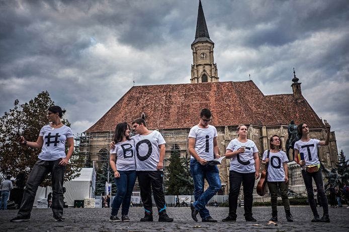 Een kleine groep LGBT activisten houden een actie in het centrum van Cluj om op te roepen het referendum te boycotten door mensen te vragen niet te stemmen