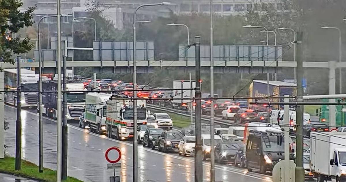 Verkeer om Arnhem loopt vast na reeks ongevallen vlak voor en tijdens kletsnatte avondspits.
