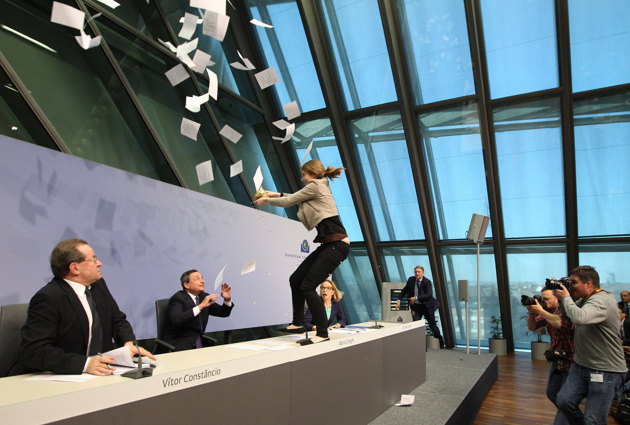 Het beleid van de Europese Centrale Bank is niet onomstreden. In 2015 verbouwereerde een linkse activiste toenmalig voorzitter Mario Draghi door te protesteren tegen 'de dictatuur' van de ECB. Beeld Daniel Roland / AFP