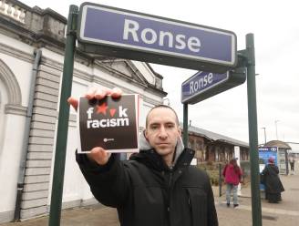 PVDA deelt stickers uit tegen racisme, stadsbestuur pikt de verwijten niet dat het geen actie onderneemt: “Die partij probeert enkel om het thema te kapen”
