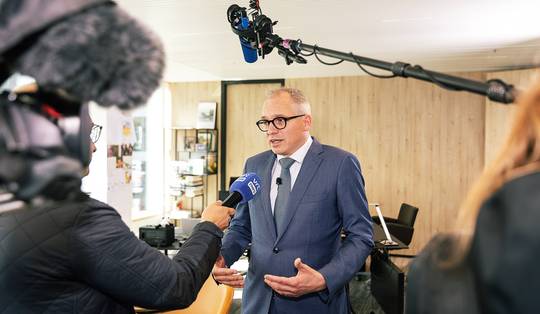 Rousseau die met de pluimen van Diependaele zou gaan lopen in de tv-studio's? Dat was buiten de formateur gerekend