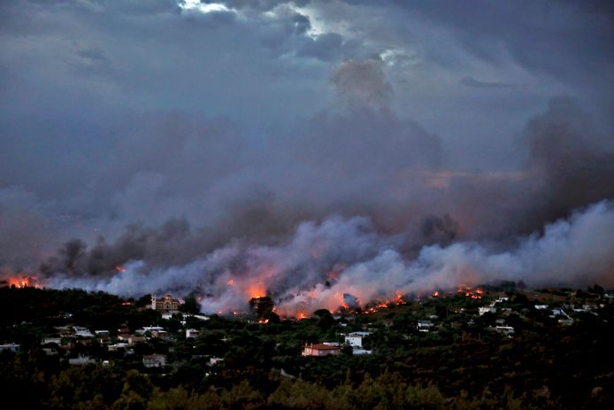 Felle bosbranden bedreigen de gemeente Rafina, nabij Athene.