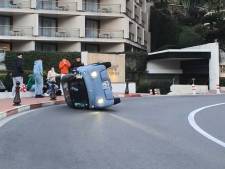 Une Citroën Ami se renverse dans un virage du circuit de Monaco