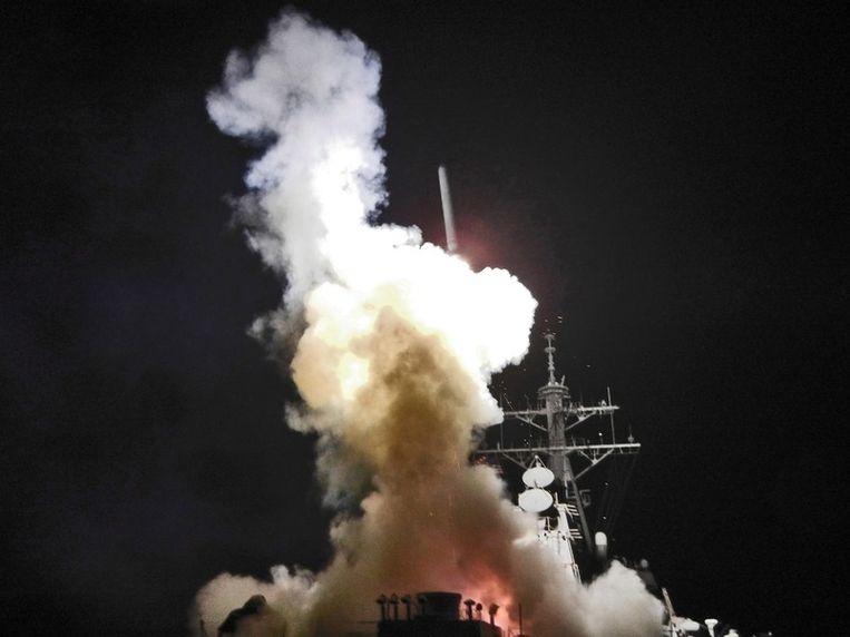 Het Amerikaanse marineschip USS Barry vuurt een tomahawk-raket af op een doel in Libië. De foto werd beschikbaar gesteld door het Amerikaanse leger. Beeld epa