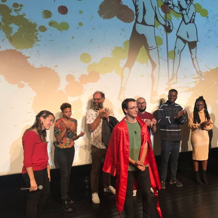 REQ, midden vooraan met rode 'boksjas' is de winnaar van het nationale kampioenschap Poetry Slam en mag de Belgische eer gaan verdedigen bij het EK in Boedapest.