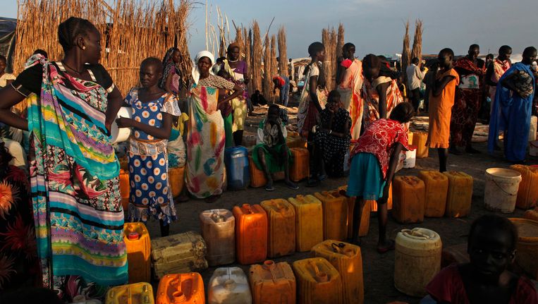 Vrouwen wachten bij een VN-kampement in de Zuid-Soedanese stad Bentiu op schoon water. Beeld Reuters