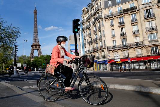 Een vrouw op de fiets in Parijs.