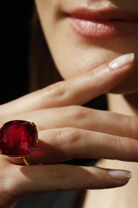 Plus de 32 millions d’euros: record aux enchères pour un rubis géant