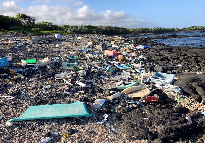 Aangespoeld zwerfplastic op een strand in de Amerikaanse staat Hawaï.