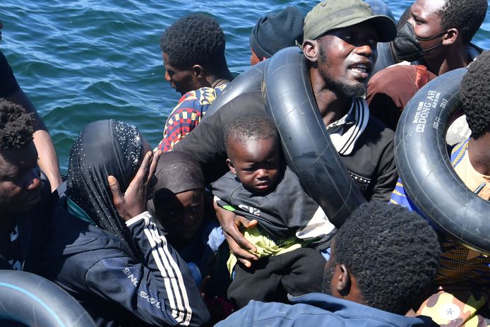 Archiefbeeld. Afrikaanse migranten worden door de Tunesische kustwacht van een kleine boot gehaald. (10/08/23)