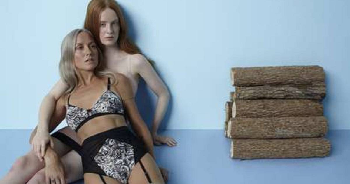 Ã‰trange portrait de famille: mÃ¨re et fille en lingerie sexy | Lifestyle