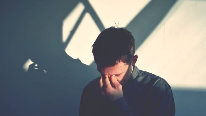Pieker je (te) veel? Therapeut deelt stappenplan om ermee te stoppen: “Je kan jezelf trainen”