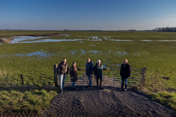 Buurtbewoners vrezen voor de aanleg van een groot zonnepark aan de Hagedoornweg in IJsselmuiden. Ze hebben zich verenigd in een comité.