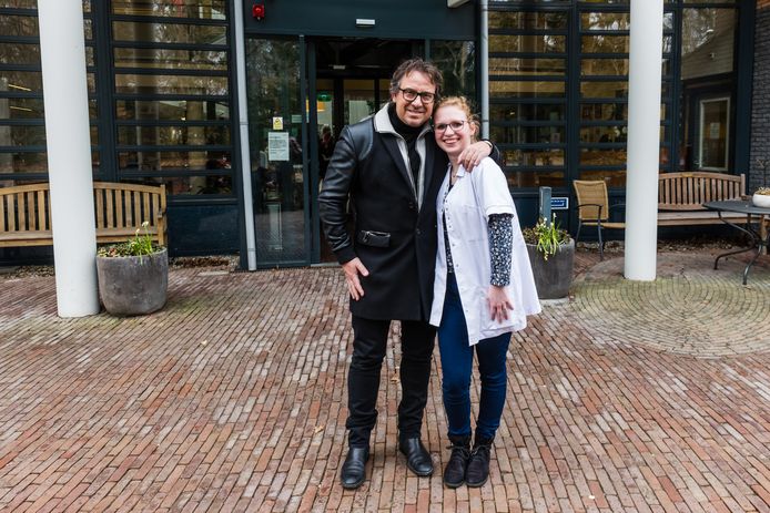 Dieuwertje ontvangt Marco Borsato op haar werk in Woonzorgcentrum Vredenoord HtH Zeist