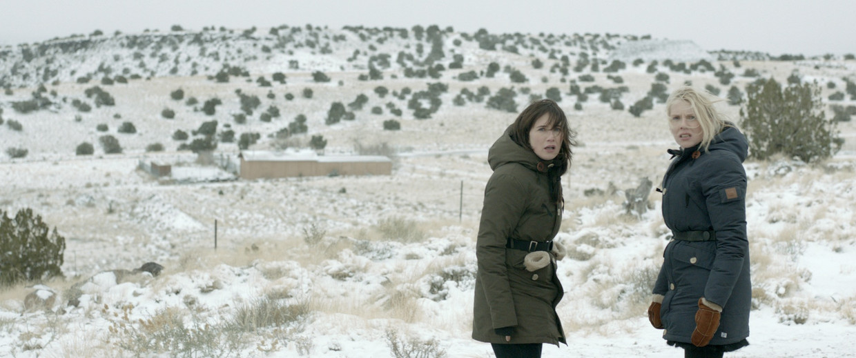 Beeld uit de film Jackie, met Carice & Jelka van Houten. die op zoek zijn naar hun biologische moeder in Amerika.  Beeld 