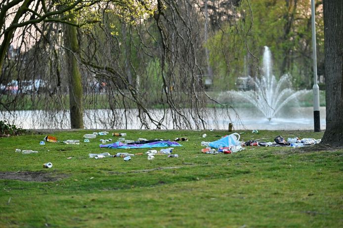 De achtergebleven troep in het Wilhelminapark in Breda.