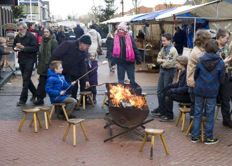 Oliebollen, glühwein en haardvuurtjes Foto destentor.nl