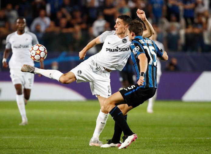 Marten de Roon in duel met Vincent Sierro van Young Boys.