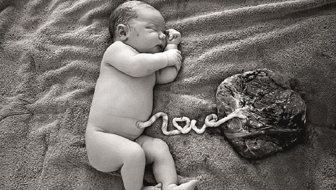 Lotusgeboortes Wanneer De Navelstreng Niet Wordt Doorgeknipt Familie Hln Be