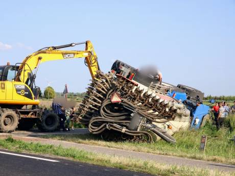 Giertank op zijkant in de berm in Lienden: een gewonde
