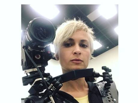 Qui était Halyna Hutchins, la femme tuée accidentellement par Alec Baldwin lors d'un tournage?