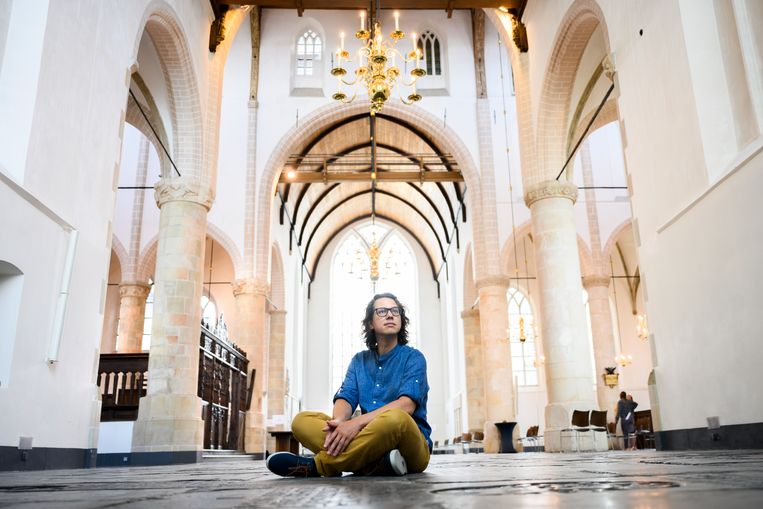 Pianist Hannes Minnaar in de Grote Kerk in Naarden. Beeld Bram Petraeus