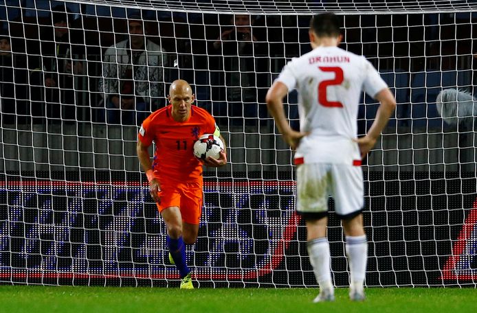 Robben wil vaart maken nadat hij een penalty heeft benut voor de 1-2.