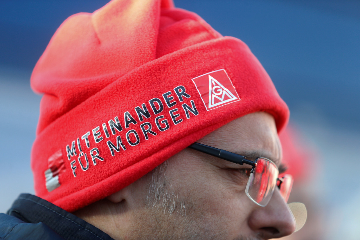 'Samen voor morgen' staat er op de muts van deze staker bij Siemens. Beeld REUTERS