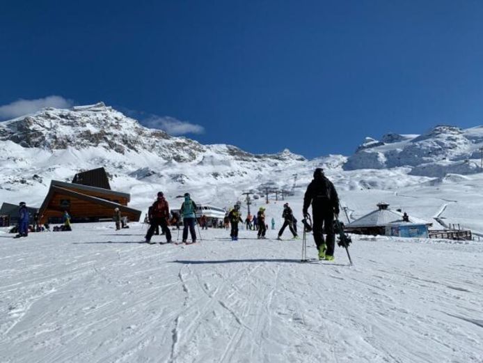 Perfecte condities in de Alpen vandaag met veel zon. Sommige skigebieden zijn vroegtijdig geopend, zoals hier in Cervinia Valtournenche.