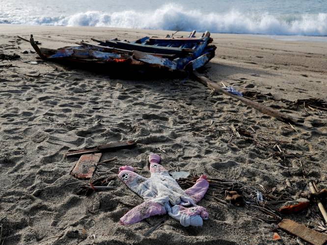 Twee weken na bootramp met migranten spoelen nog steeds doden aan op Italiaans strand