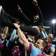 Kompany en Burnley kronen zich tot kampioen bij rivaal Blackburn: ‘Geen betere match om de titel te pakken’