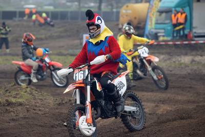 Tiende Crazy Cross Bergeijk weer groot succes: ‘Ik keek achterom en zag daar die badkuip liggen’