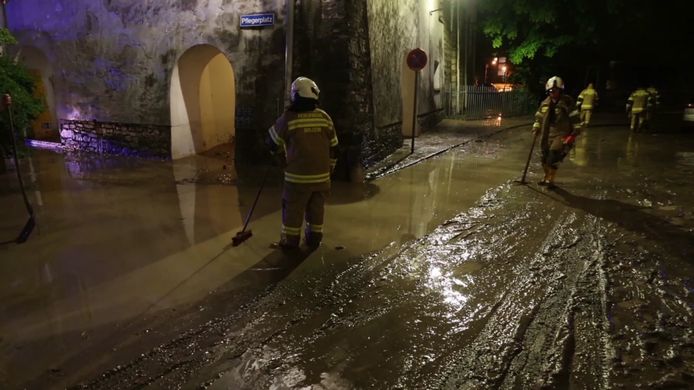 De brandweer veegde afgelopen nacht de straten schoon na de modderstroom van gisterenavond.