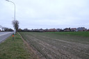 Op dit stuk grond in Poperinge zou er een nieuw gebouw voor De Loods komen. Het stuk ligt tussen de ring en de Switch Road.