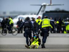 Un militant “arraché de force d’un vélo”: près de 200 activistes climatiques arrêtés à l’aéroport de Schiphol