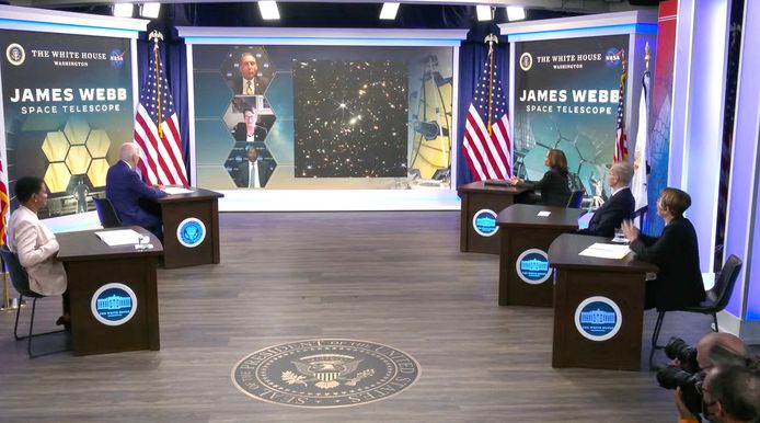 De Amerikaanse president Joe Biden (linksvoor) en vicepresident Kamala Harris (rechtsvoor) bekijken de eerste beelden van de James Webb Space Telescoop in het Witte Huis.