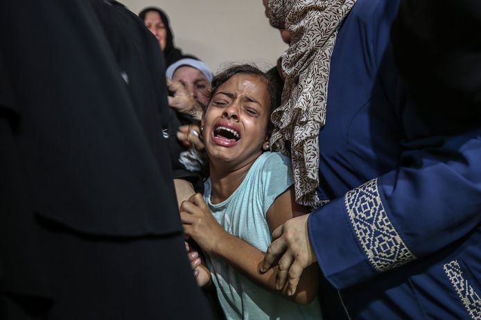Het verdriet van het zusje van de 14-jarige Palestijnse jongen die vrijdag werd doodgeschoten aan de grens tussen Israël en Gaza.