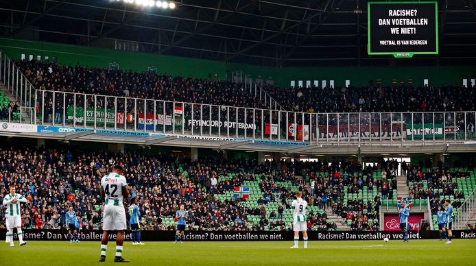Ook bij FC Groningen - Feyenoord werd er zondag in de eerste minuut niet gevoetbald om een statement te maken.