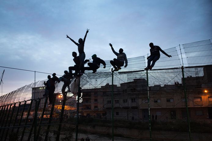 Archieffoto uit 2014 toen migranten ook over de hekken in Melilla klommen.