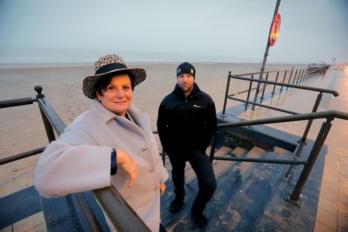 Burgemeester Janna Opstaele en koersorganisator Filip Bailleul inspecteren het strand waar komend weekend het BK strandrace wordt gehouden.