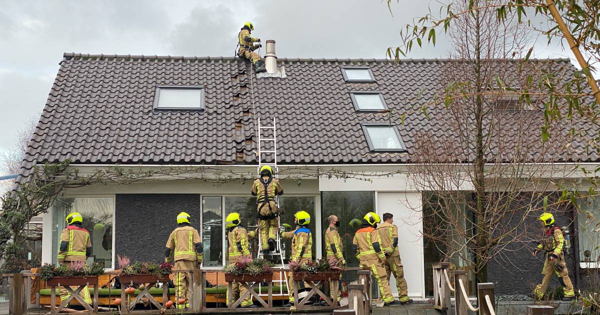 Veel schade in woning door schoorsteenbrand, bewoners nagekeken na vrijkomen koolmonoxide.