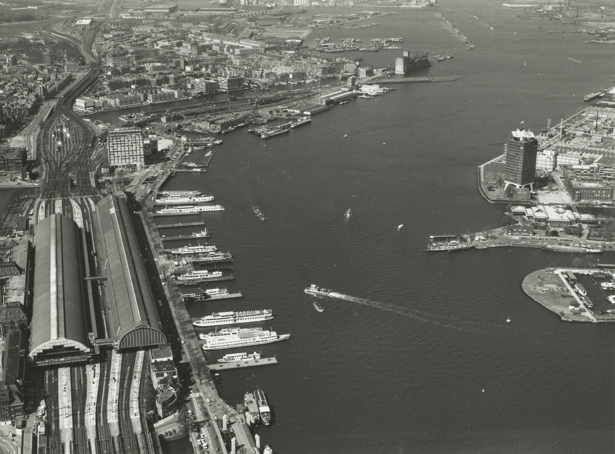Een luchtfoto van het IJ uit 1988. Beeld Collectie Stadsarchief Amsterdam